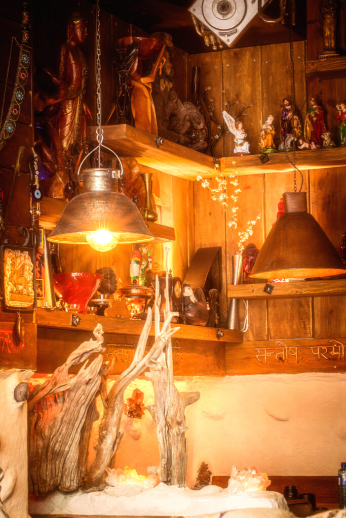 Unik stemning i restauranten med kobberlys og treverk på Curry & Ketchup, Majorstuen