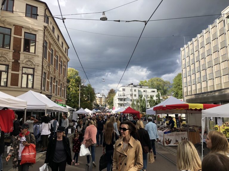 Markedsdag med mennesker og boder på Bogstadveien i Oslo