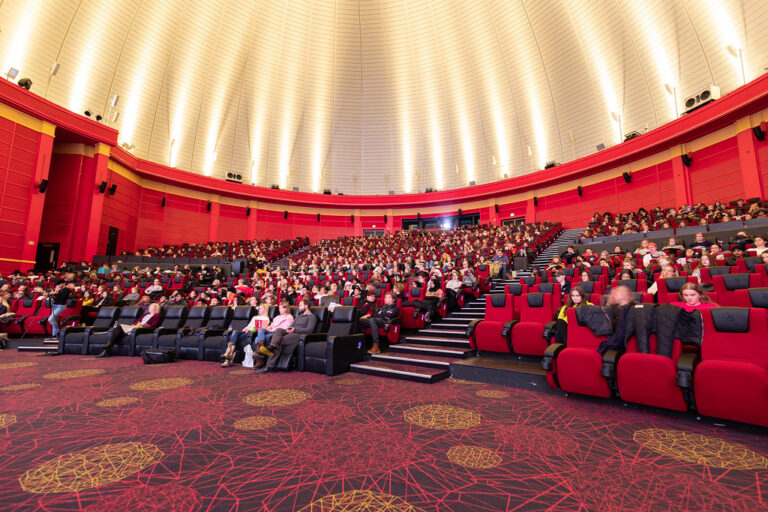Colosseum kino i Oslo på kveldstid med neonskilt