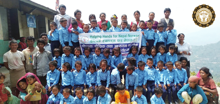 Gruppebilde av skolebarn i nye uniformer i Nepal sammen med lærere og foreldre, levert av Helping Hands for Nepal–Norway.