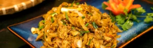 Prøv Kottu Rotti hos Curry & Ketchup Oslo – ekte Sri Lanka street food med kuttet roti, egg, grønnsaker og kjøtt, laget slik tradisjonen krever.