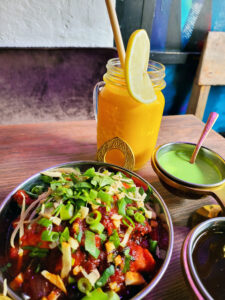Forestill deg at du går en sommerdag i Majorstuen, sola varmer huden, og du kjenner en mild bris fra bygårdene rundt… så tar du en slurk av vår Mango Lassi – kremet, iskald og fylt med smak av tropisk mango og nordisk velvære.