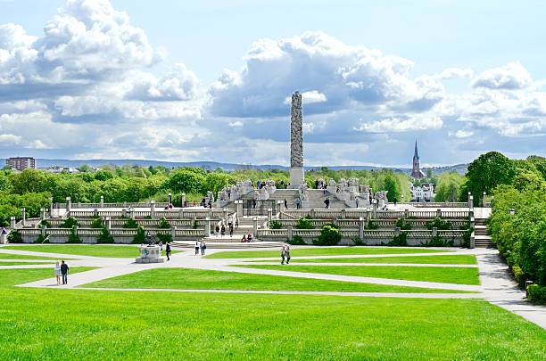 Vigelandsparken i Oslo med turister som nyter sommeren